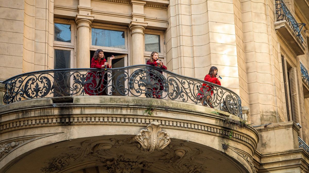 Theater on the street: rise of performances in unexpected spaces outside the theaters