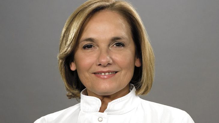 A los 24 años, comenzó a vender las tortas que hacía en su hogar mientras se desempeñaba como maestra de escuela y como asistente social. A los 24 años, comenzó a vender las tortas que hacía en su hogar mientras se desempeñaba como maestra de escuela y como asistente social.