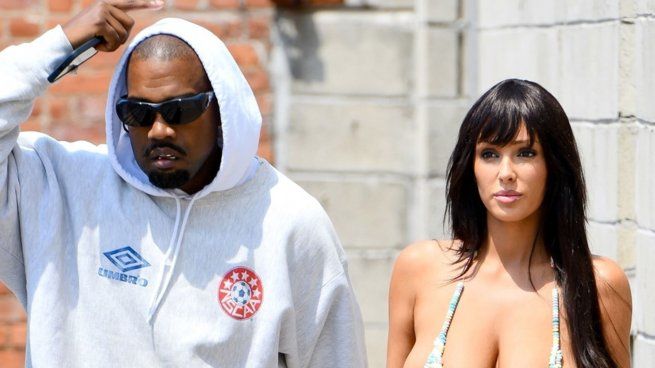 Kanye West junto a Bianca Censori.