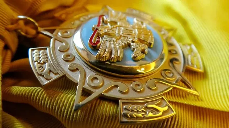 La ‘Orden del Águila Azteca’, creada en1933, es la más alta distinción que otorga el gobierno mexicano a extranjeros. La ‘Orden del Águila Azteca’, creada en1933, es la más alta distinción que otorga el gobierno mexicano a extranjeros.