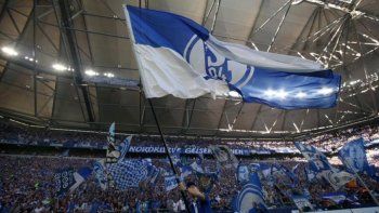 Un hincha de Schalke 04 denunció al árbitro y al responsable del VAR por su actuación en el duelo con Bayern Munich.