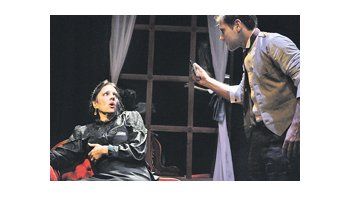 ámbito.com | Ingrid Pelicori y Walter Quiroz, como madre e hijo Alving, en la versión de Mariano Dossena de «Espectros» en el Centro Cultural de la Cooperación.