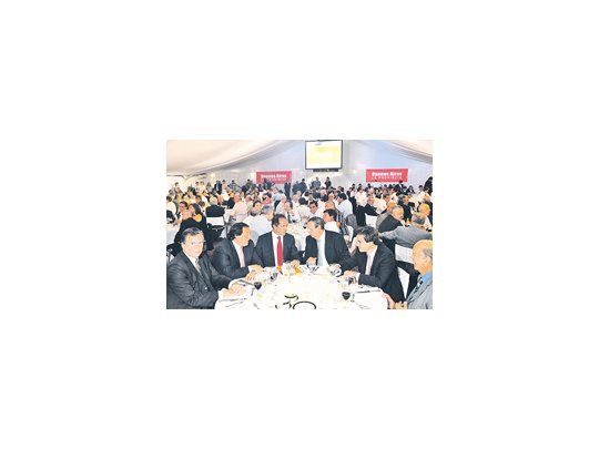 Daniel Scioli compartió la mesa con funcionarios provinciales y el titular de la Unión Industrial bonaerense, Osvaldo Rial.