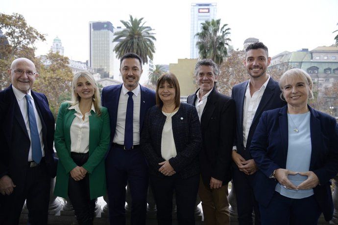 La f&oacute;rmula Patricia Bullrich - Luis Petri junto a los que primero cinco precandidatos a diputados nacionales por la ciudad de Buenos Aires.