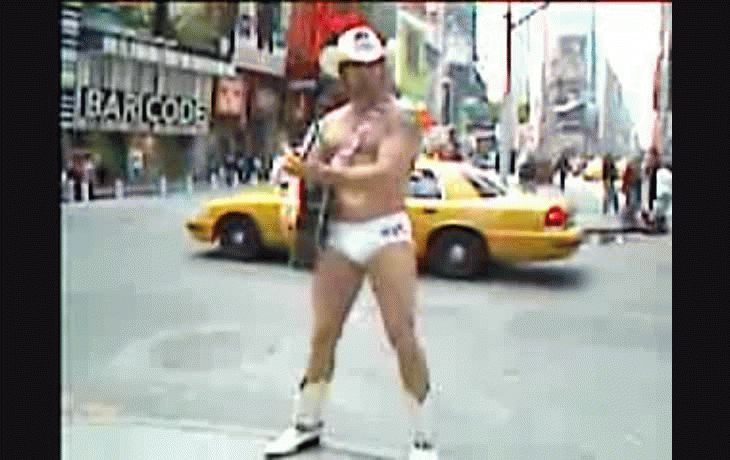 Naked Cowgirl, desafía al famoso vaquero