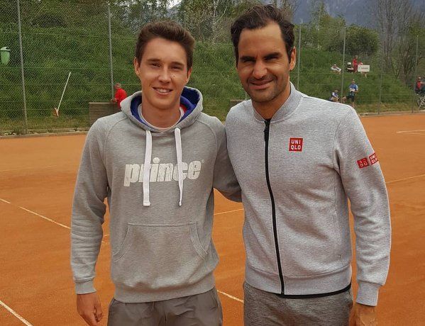 Jakub Paul y Roger Federer, en uno de sus entrenamientos durante 2019.