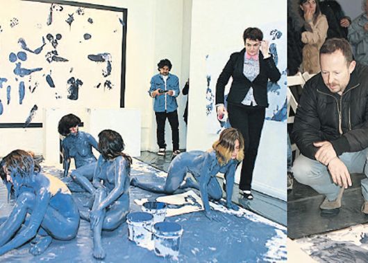 Bellas modelos pintando con sus cuerpos, mientras las observa el artista plástico Guillermo Kuitca (no fue el único interesado en la muestra, claro). Fue por iniciativa de la pintora argentina radicada en Nueva York, Alejandra Seeber.