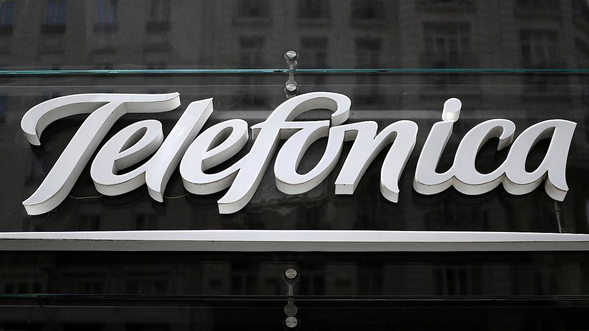 Telefónica shares sank almost 3%, after the dismissal of the president at the request of the Spanish government