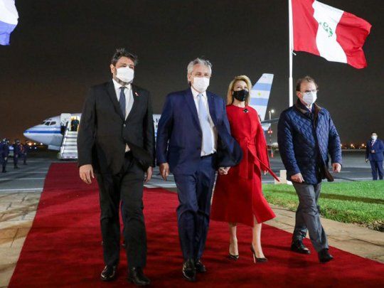 El presidente Alberto Fernández fue recibido junto a la comitiva oficial en la ciudad de Lima por el embajador argentino en Perú, Enrique Vaca Narvaja.
