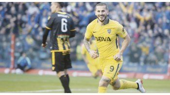 Goleador. Darío Benedetto marcó dos goles más para su cosecha, en un triunfo de Boca que nunca corrió peligro. El campeón mostró todas sus virtudes en el debut de la Superliga.