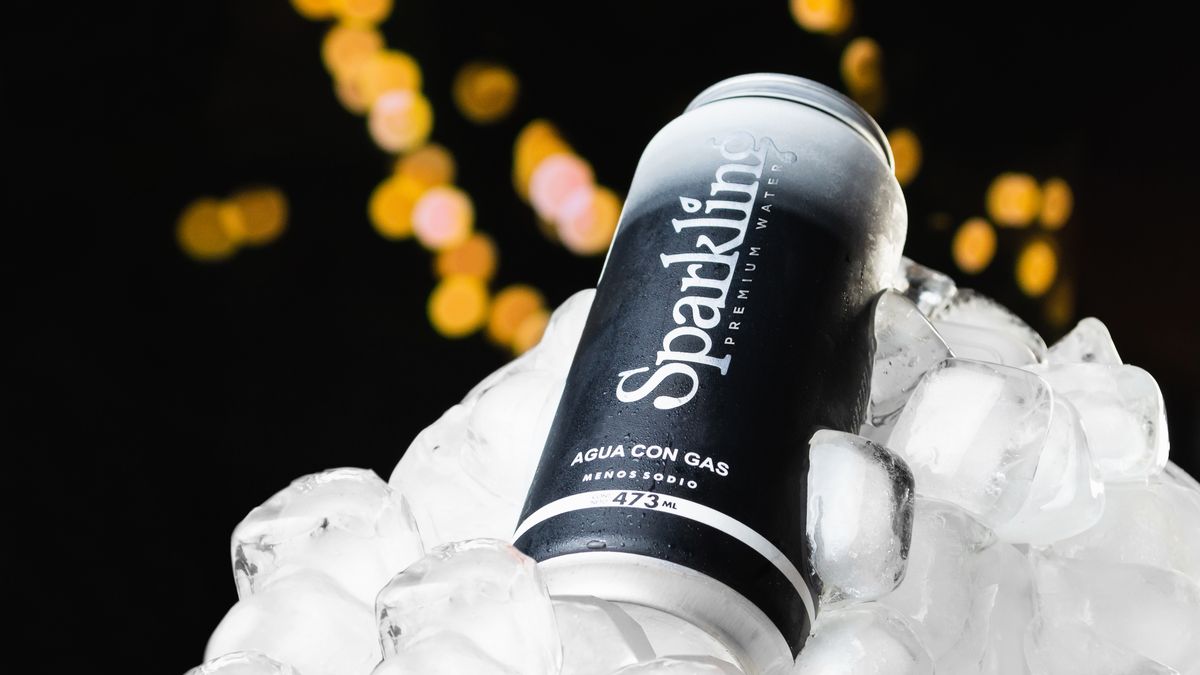 A company with a tradition of soft drinks innovates the premium segment with water packaged in aluminum cans
