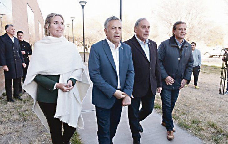campaña. El gobernador realizó anuncios junto Rodolfo Suarez, el candidato del oficialismo a sucederlo en las elecciones provinciales.