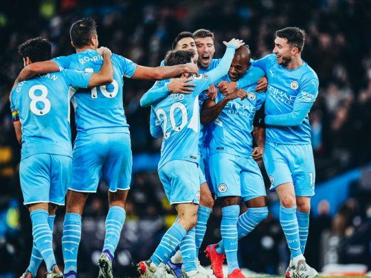 Manchester City derrota a West Ham y le mete presión a Chelsea.
