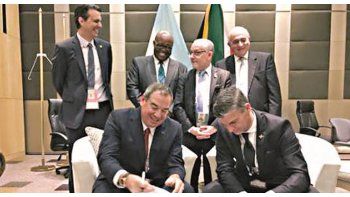 ámbito.com | Acuerdo. Antonio Beltramone, presidente de FAdeA firma con Ivor Ichikowitz, CEO de Paramount Group.