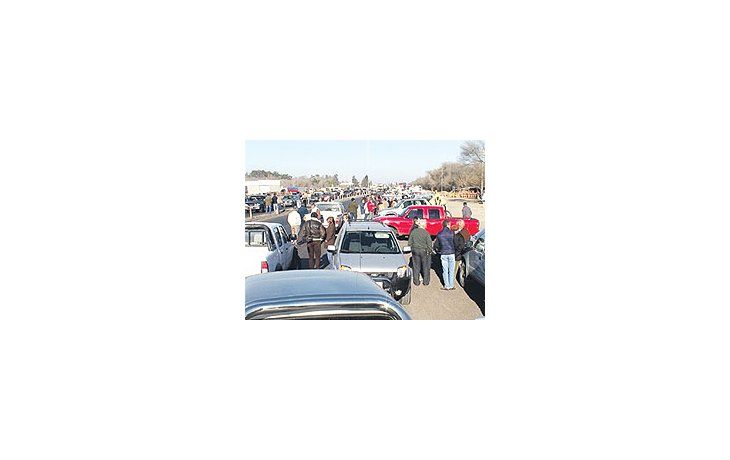 La caravanade vehículosserepitió ayeren muchaslocalidadesdel país,donde losempresariosruralesacudieroncon susfamilias aprotestar ypeticionarfrente a lasautoridadesprovinciales.