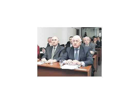 El show de declaraciones y acusaciones cruzadas comenzará hoy en el Salón de Usos Múltiples de los Tribunales Federales de Comodoro Py. De la Rúa espera declarar el jueves.