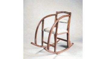 Uno de los muebles y otros objetos de uso cotidiano realizados en la primera mitad del siglo XX por carpinteros de las áreas boscosas del norte del país, que muestra «Monte», tercer libro de la serie de arte étnico argentino.