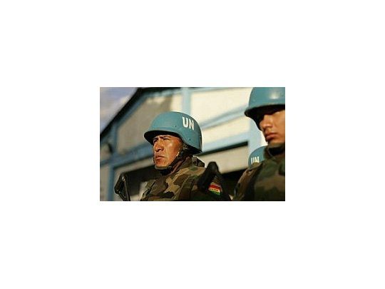 Centenares de personas atacaron a un grupo militar de la ONU con piedras