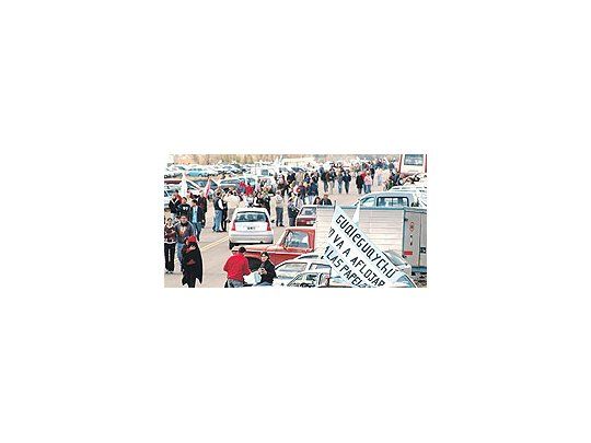 Pocas horasdespués deque losambientalistasde Gualeguaychúcortasenla principal víade comunicacióndelMercosur enprotesta contrala papelera deBotnia, elgobierno delUruguayendureció elgesto ante laempresa: sicontamina, secierra.