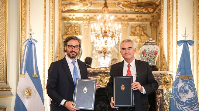 El canciller Santiago Cafiero, junto al director ejecutivo de la CEPAL, Manuel Salazar Xirinachs.