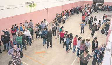 Larguísimas filas se registraron en algunos centros de votación. El clima determinó para muchos el horario para ir a votar y eligieron el escaso rato en el que la lluvia paró.