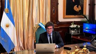 Javier Milei sigue de cerca la votación de la Ley Bases.