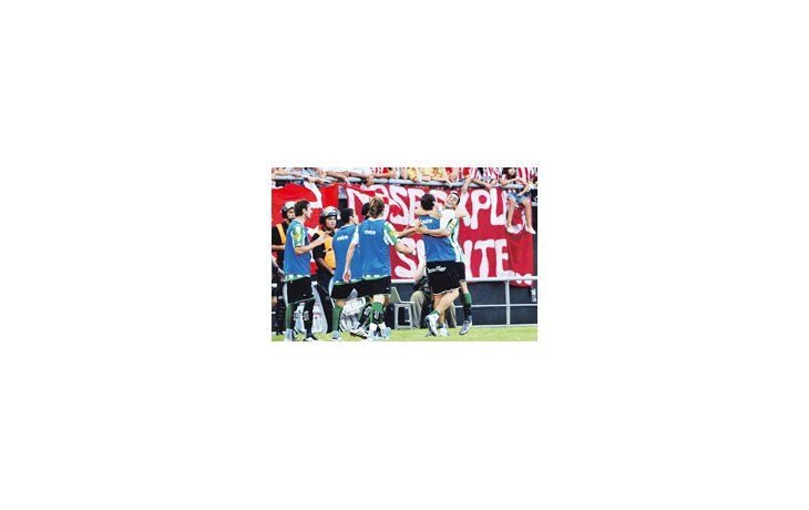 Achucarro convirtió el único gol de partido y lo festeja con todos los integrantes del banco de suplentes de Banfield.