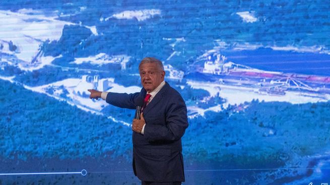 El presidente de México, Andrés Manuel López Obrador, muestra imágenes sobre la actividad de la filial de Vulcan.
