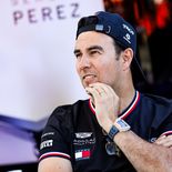 Checo Pérez extiende contrato con Cadillac.