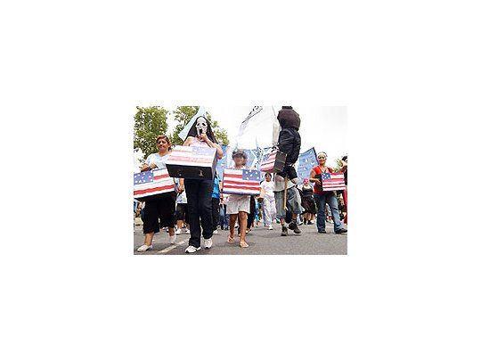 Disciplinados piqueteros kirchneristas manifestaron ayer al mediodía frente a la Embajadade Estados Unidos, para protestar por la investigación de la Justicia de ese país en elcaso del valijero Antonini Wilson.
