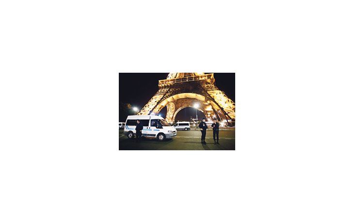 La Torre Eiffel fue desalojada anoche por unas horas, luego de que se recibió un aviso de bomba, al tiempo que el Senado francés aprobaba la prohibición del velo integral. Más tarde, otra alerta obligó a desalojar la estación de subte Saint-Michel.
