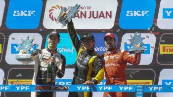 Matías Milla celebra en el podio de San Juan.