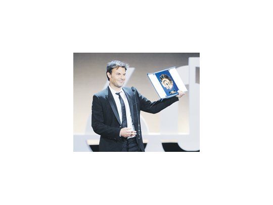 François Ozon con la Concha de Oro ganada en San Sebastián por su película «Dans la maison».