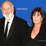 El director y su esposa fueron encontrados muertos en su casa. El director y su esposa fueron encontrados muertos en su casa.