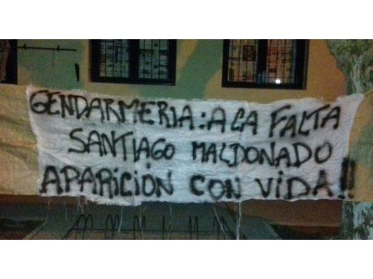 El joven que se encuentra desaparecido desde el pasado 1º de agosto, debe concurrir a votar este domingo en la escuela primaria Nº 3, del partido bonaerense de 25 de Mayo. Allí, apareció una bandera que reclama su aparición con vida.