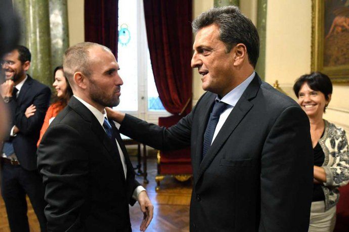 El ministro de Economía junto a Sergio Massa en Diputados.