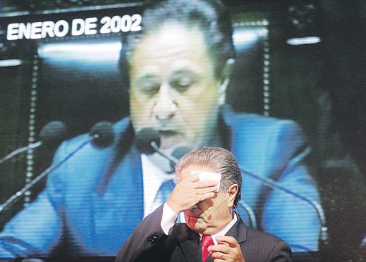 Pantalla gigante en el lanzamiento de Eduardo Duhalde para reproducir su carrera en la presidencia. En este caso, para hacer revisionismo del día que asumió en ese cargo.