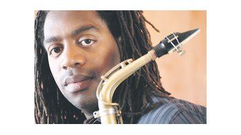 Yosvany Terry es un músico apegado a la tradición de la música popular cubana de las decadas de 1920 y 40, y su banda incluye músicos de vasta trayectoria.