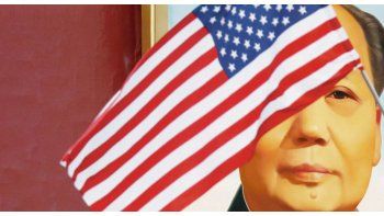ámbito.com | ENCUENTRO DE DOS MUNDOS. Una bandera estadounidense, colocada para recibir a Donald Trump, flamea frente a un retrato de Mao en Tiananmen.