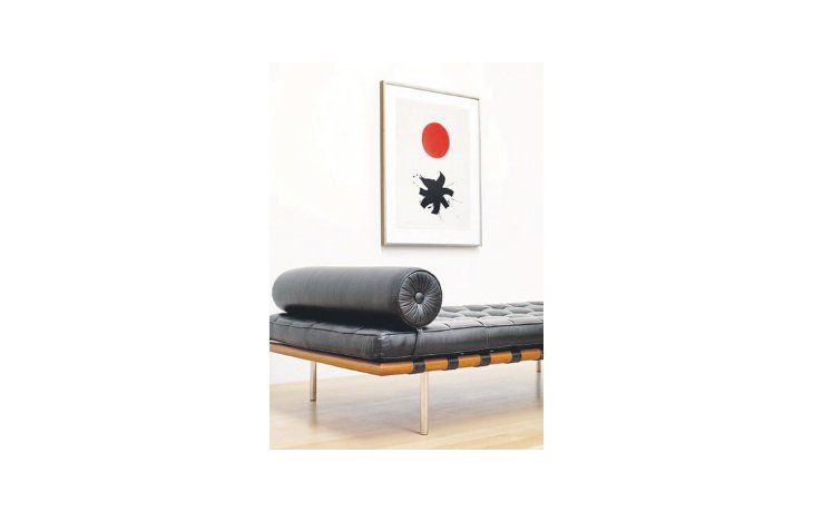 ámbito.com | El famoso diseño de diván de Mies Van der Hohe se complementará en la subasta “Contemporary Living” con una serigrafía de Adolf Gottlieb.