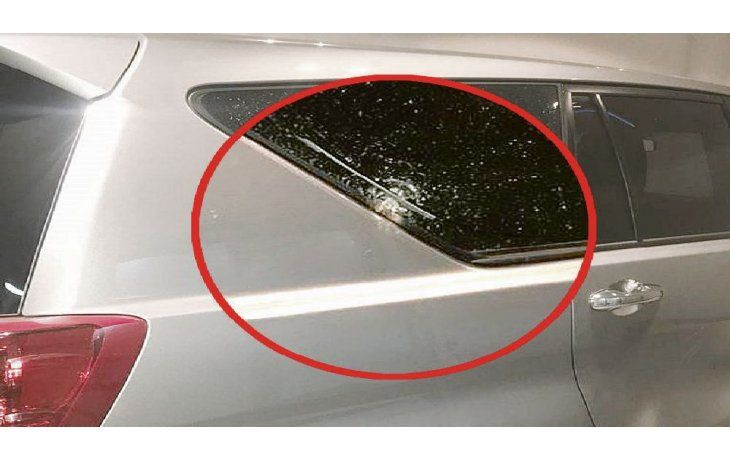 violencia. Una de las piedras impactó en la parte trasera del vehículo. El gobernador no resultó afectado por el ataque.
