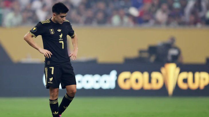 A pesar de su capacidad y talento, el joven de 16 años,  Gilberto Mora, no podrá jugar en Europa, ya que por reglamento de FIFA no se permite transferencias internacionales con menores de 18 años