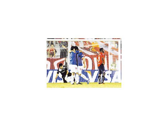 El contraste. Los jugadores de Godoy Cruz festejan y sufren los de Independiente, casi una constante de un equipo que no encuentra el rumbo.