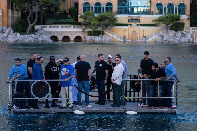 La espectacularidad del combate que sostendran el sábado 13 de septiembre en Las Vegas Saúl Canelo Álvarez y Terence Crawford se ve reflejada en el careo previo que se realizó sobre un ring rodeado de agua.