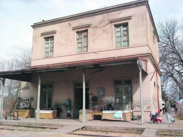 Carlos Keen. Distancia: 75 km. Tiempo estimado de viaje: 50 minutos. Consumo nafta: 8 litros. Costo aprox. con peajes incluidos: $700.