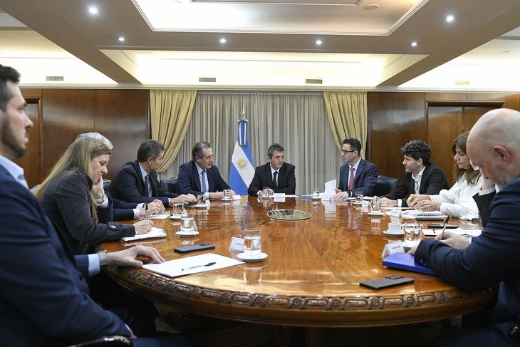 El ministro de Economía, Sergio Massa, junto a empresarios.&nbsp;