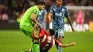 Dibu Martínez grabbed the Frenchman Maupay's shirt for simulating.