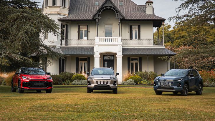 Con la incorporación de la RAV4 PHEV y el bZ4X, Toyota Argentina introduce por primera vez en el país tanto la tecnología híbrida enchufable como los vehículos 100% eléctricos dentro de su portfolio. Con la incorporación de la RAV4 PHEV y el bZ4X, Toyota Argentina introduce por primera vez en el país tanto la tecnología híbrida enchufable como los vehículos 100% eléctricos dentro de su portfolio.