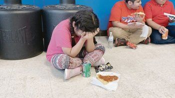 Desconsuelo. Una niña llora en el gimnasio donde un grupo de vecinos armó un refugio para los hijos de los migrantes detenidos. En el suelo, comieron alimentos donados.&nbsp;