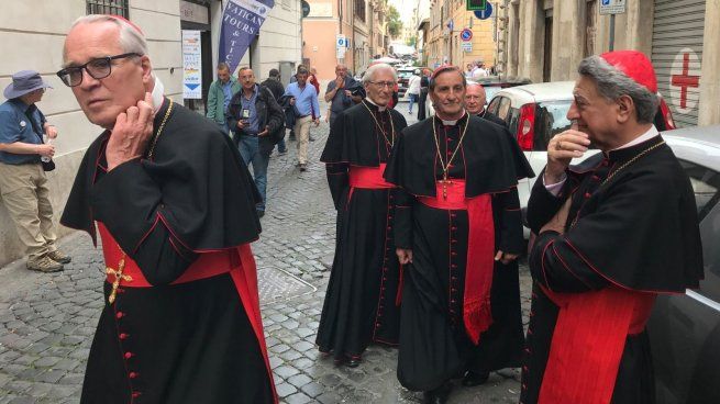Los cardenales disfrutan de la ciudad de Roma en las vísperas de un nuevo Cónclave.&nbsp;